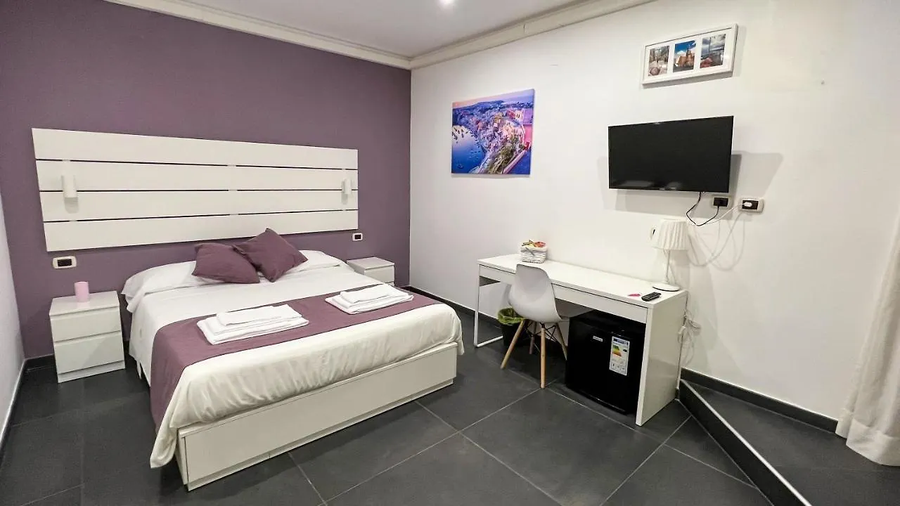 Soave Rooms Neapol 2*,