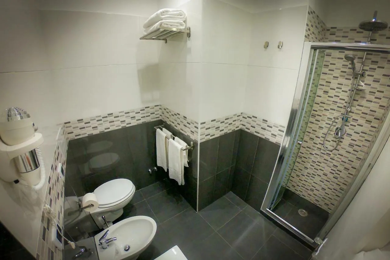 Soave Rooms Neapol 2*,